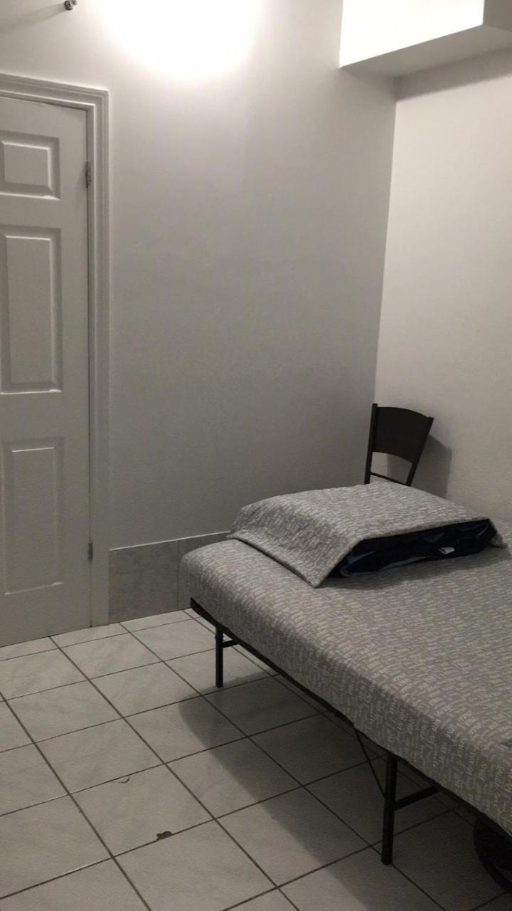 University Apartment Торонто Екстер'єр фото
